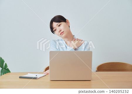 女性在家工作時出現肩部僵硬症狀 女性在家工作時出現肩部僵硬症狀 140205232