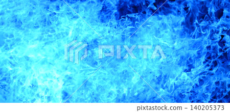 藍色火焰在黑色背景下燃燒 藍色火焰在黑色背景下燃燒 140205373