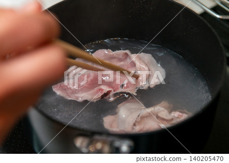 A scene of boiling pork in a pot; the preparation of cold shabu-shabu. A scene of boiling pork in a pot; the preparation of cold shabu-shabu. 140205470