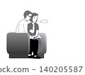 一對男女（已婚夫婦/伴侶）坐在沙發上。 140205587