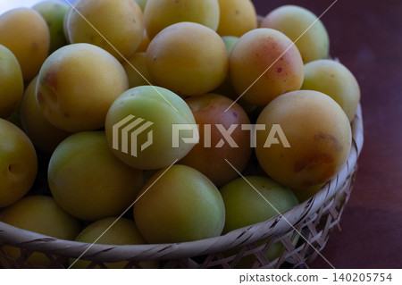 A life with green plums that evoke the feeling of early summer A life with green plums that evoke the feeling of early summer 140205754