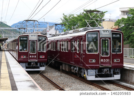 阪急嵐山線:8300系列車停靠在上桂站。 阪急嵐山線:8300系列車停靠在上桂站。 140205983