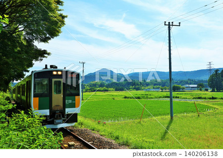千葉縣,久留裡線:列車穿梭於鬱鬱蔥蔥的稻田之間。 千葉縣,久留裡線:列車穿梭於鬱鬱蔥蔥的稻田之間。 140206138