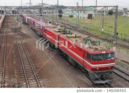 一列由EH800型機車牽引的貨運列車從五稜郭站出發。 140206503