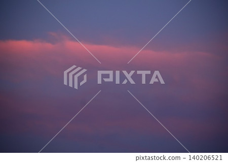 美麗的日落景色瞬息萬變。 美麗的日落景色瞬息萬變。 140206521