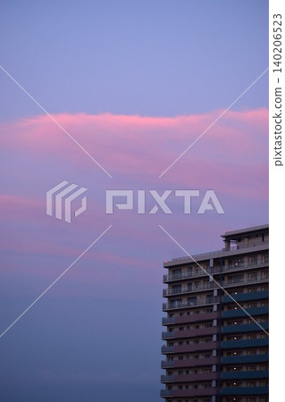 美麗的日落景色瞬息萬變。 美麗的日落景色瞬息萬變。 140206523