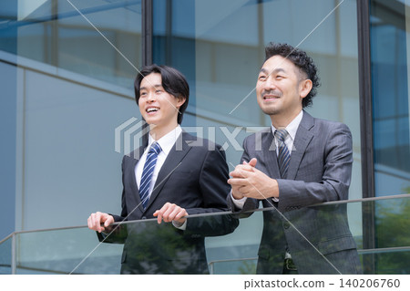 一張招募圖片,表達了經理和初級員工的目標和未來願望,代表了人才發展和職業成長。 一張招募圖片,表達了經理和初級員工的目標和未來願望,代表了人才發展和職業成長。 140206760
