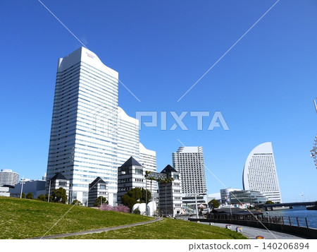 Minato Mirai under the blue sky 140206894