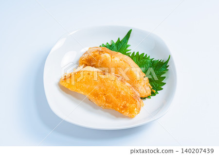 一張油炸比目魚配紫蘇葉的照片。 一張油炸比目魚配紫蘇葉的照片。 140207439