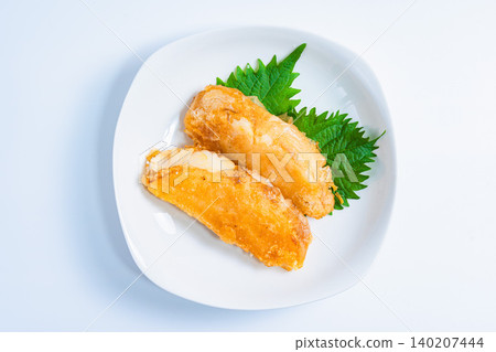 一張油炸比目魚配紫蘇葉的照片。 一張油炸比目魚配紫蘇葉的照片。 140207444