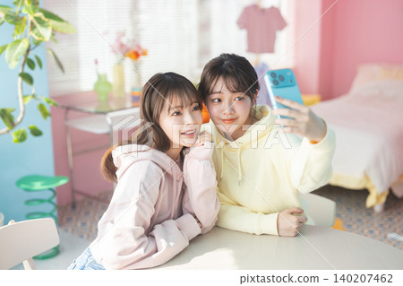 兩個年輕女子在自拍 140207462