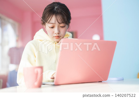 在家中使用筆記型電腦的年輕女性 140207522