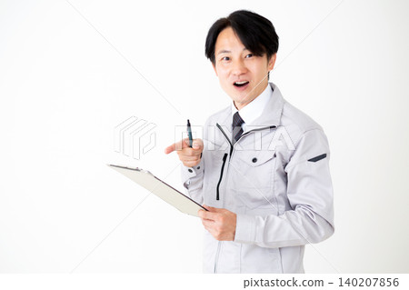 一位身穿灰色工作服的中年商人看到文件時，臉上露出驚訝的表情。 （白色背景） 140207856
