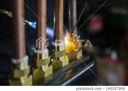 使用氣焊槍釬焊銅管接頭-管道製造工作。 使用氣焊槍釬焊銅管接頭-管道製造工作。 140207908