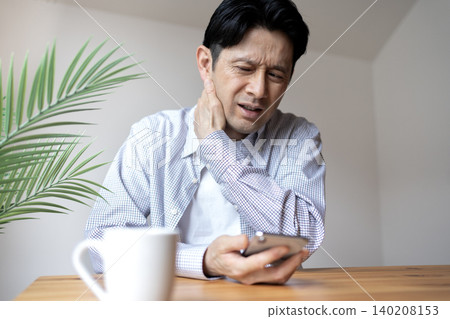 中年男性長時間使用智慧型手機會導致頸部疼痛。 140208153