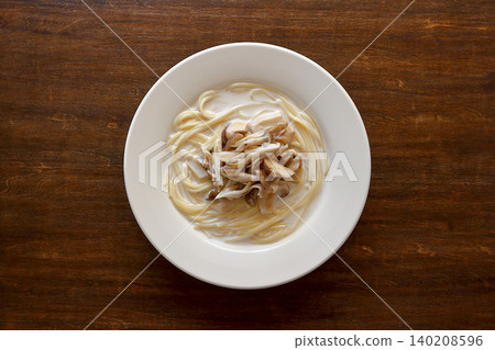 蘑菇奶油湯意麵,背景是桌子,視角從正上方拍攝。 蘑菇奶油湯意麵,背景是桌子,視角從正上方拍攝。 140208596