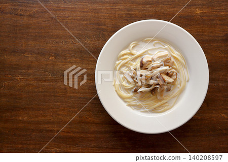 蘑菇奶油湯意麵,背景是桌子,視角從正上方拍攝。 蘑菇奶油湯意麵,背景是桌子,視角從正上方拍攝。 140208597