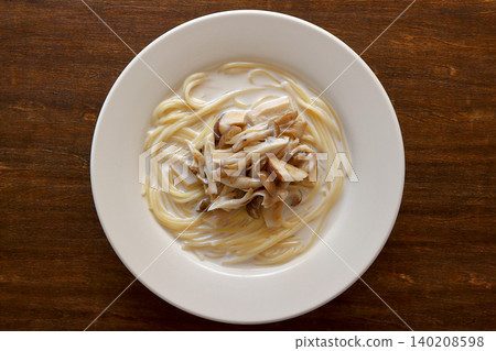 蘑菇奶油湯意麵，背景是桌子，視角從正上方拍攝。 140208598