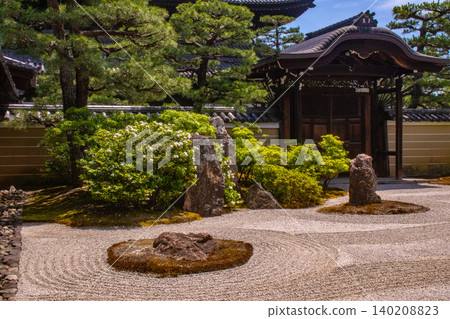 Benefits of Zen Buddhism at Kennin-ji Temple: Good fortune, protection from evil, family safety Benefits of Zen Buddhism at Kennin-ji Temple: Good fortune, protection from evil, family safety 140208823
