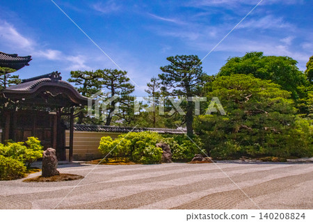 在建仁寺修習禪宗佛教的益處:帶來好運、免受邪惡侵害、保障家庭平安。 在建仁寺修習禪宗佛教的益處:帶來好運、免受邪惡侵害、保障家庭平安。 140208824