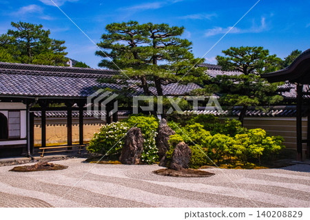 Benefits of Zen Buddhism at Kennin-ji Temple: Good fortune, protection from evil, family safety Benefits of Zen Buddhism at Kennin-ji Temple: Good fortune, protection from evil, family safety 140208829