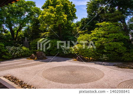 Benefits of Zen Buddhism at Kennin-ji Temple: Good fortune, protection from evil, family safety Benefits of Zen Buddhism at Kennin-ji Temple: Good fortune, protection from evil, family safety 140208841