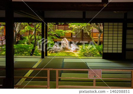 在建仁寺修習禪宗佛教的益處:帶來好運、免受邪惡侵害、保障家庭平安。 在建仁寺修習禪宗佛教的益處:帶來好運、免受邪惡侵害、保障家庭平安。 140208851