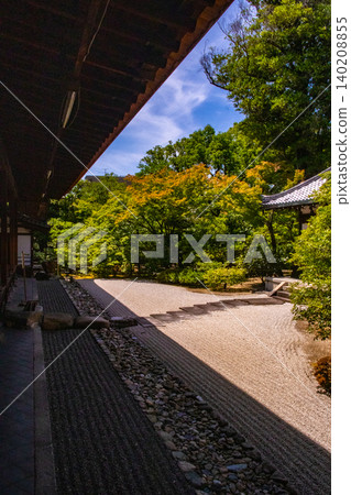 在建仁寺修習禪宗佛教的益處:帶來好運、免受邪惡侵害、保障家庭平安。 在建仁寺修習禪宗佛教的益處:帶來好運、免受邪惡侵害、保障家庭平安。 140208855