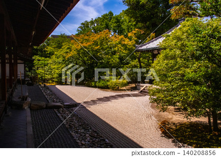 在建仁寺修習禪宗佛教的益處:帶來好運、免受邪惡侵害、保障家庭平安。 在建仁寺修習禪宗佛教的益處:帶來好運、免受邪惡侵害、保障家庭平安。 140208856