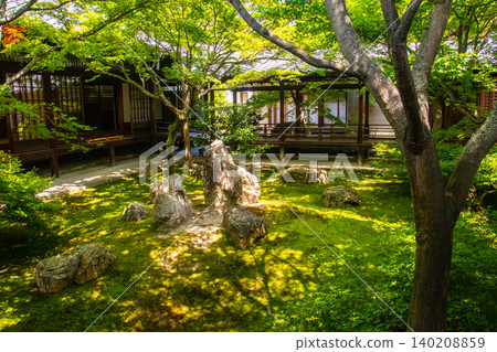 Benefits of Zen Buddhism at Kennin-ji Temple: Good fortune, protection from evil, family safety Benefits of Zen Buddhism at Kennin-ji Temple: Good fortune, protection from evil, family safety 140208859