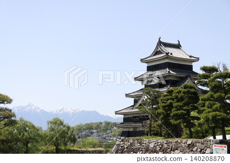 松本城和白雪皚皚的北阿爾卑斯山(長野縣松本市) 松本城和白雪皚皚的北阿爾卑斯山(長野縣松本市) 140208870