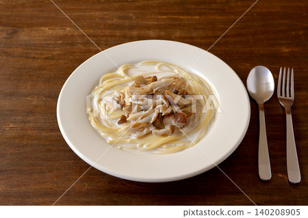 Mushroom cream soup pasta (table background) 140208905