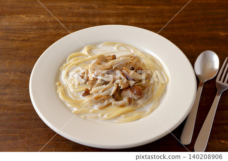 Mushroom cream soup pasta (table background) 140208906