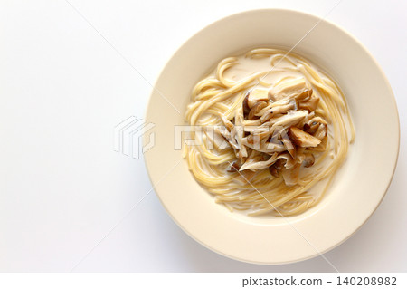 從正上方俯視,白色背景上是蘑菇奶油湯意麵。 從正上方俯視,白色背景上是蘑菇奶油湯意麵。 140208982