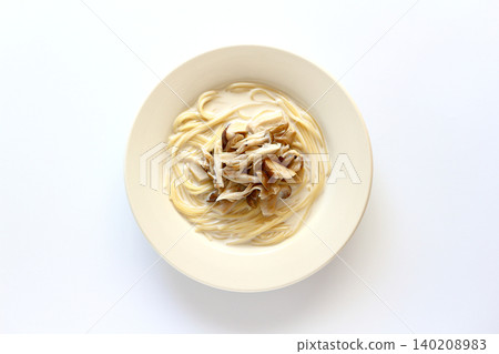 從正上方俯視，白色背景上是蘑菇奶油湯意麵。 140208983