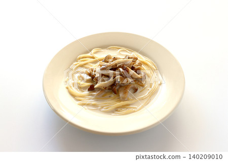 白色背景上的蘑菇奶油湯意麵 140209010