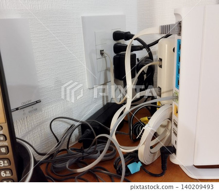 一堆亂糟糟的電線 一堆亂糟糟的電線 140209493