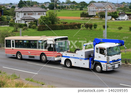 Large tow truck (bus towing) - Image Large tow truck (bus towing) - Image 140209595