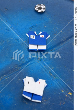 折一件摺紙足球服。 折一件摺紙足球服。 140209899