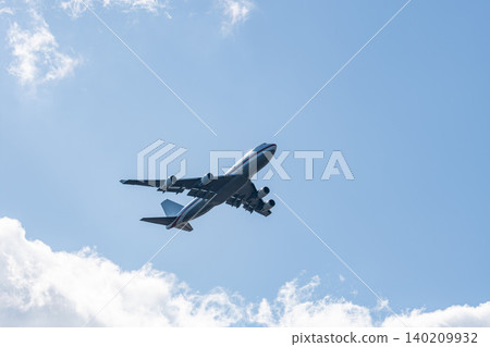大型噴射機起飛前往海外 大型噴射機起飛前往海外 140209932
