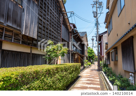 Traditional wooden alleys in Higashi-chaya, Kanazawa, Japan Traditional wooden alleys in Higashi-chaya, Kanazawa, Japan 140210014