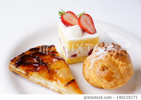 Strawberry Shortcake (Western-style confectionery) Strawberry Shortcake (Western-style confectionery) 140210171