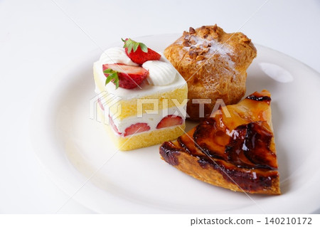 Strawberry Shortcake (Western-style confectionery) 140210172