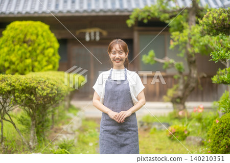 一家傳統日式咖啡館的女性員工 140210351