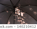雨傘藝術映照著陽光透過樹木投下的陰影 140210412