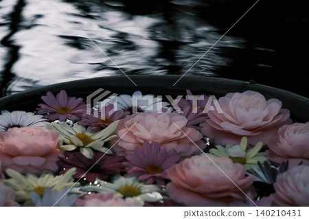 水面上的倒影和漂浮花朵營造出的寧靜氛圍 水面上的倒影和漂浮花朵營造出的寧靜氛圍 140210431