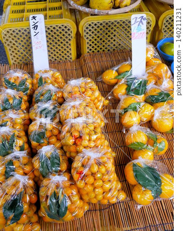 Winter market in Kochi: Delicious-looking citrus fruits 140211231