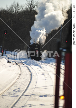 SL冬季沼澤地列車行駛在白雪皚皚的景色中,從正面拍攝。 SL冬季沼澤地列車行駛在白雪皚皚的景色中,從正面拍攝。 140211309