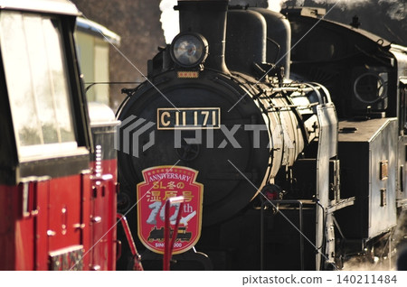 C11型蒸汽機車在北海道SL冬季沼澤列車上運行的正面視圖。 C11型蒸汽機車在北海道SL冬季沼澤列車上運行的正面視圖。 140211484
