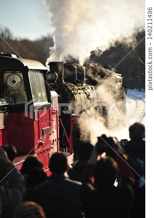SL冬季沼澤地列車,在寒冷的北海道上冒著蒸氣。 SL冬季沼澤地列車,在寒冷的北海道上冒著蒸氣。 140211486